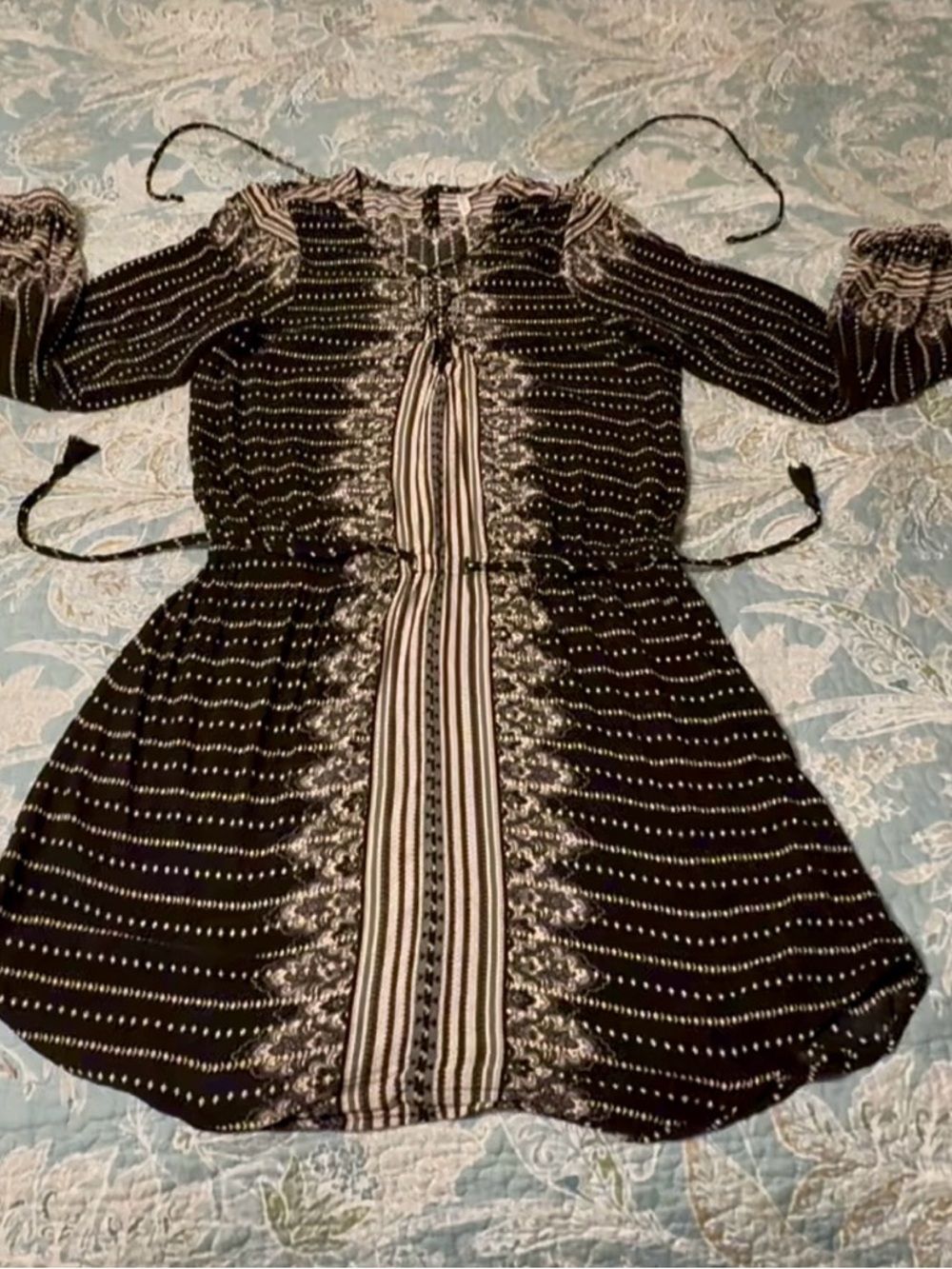 Roxy boho v-neck dress, sz med, blk/white, used/good.